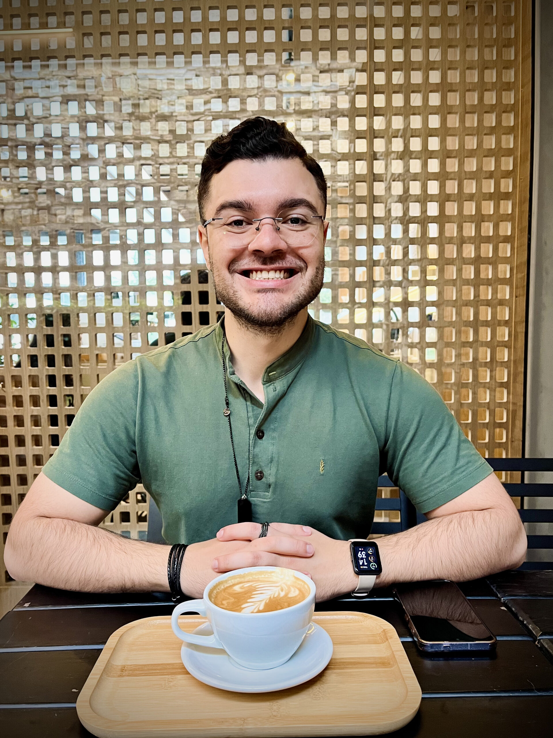 Rafael Ribeiro sorrindo, de jaleco de nutricionista